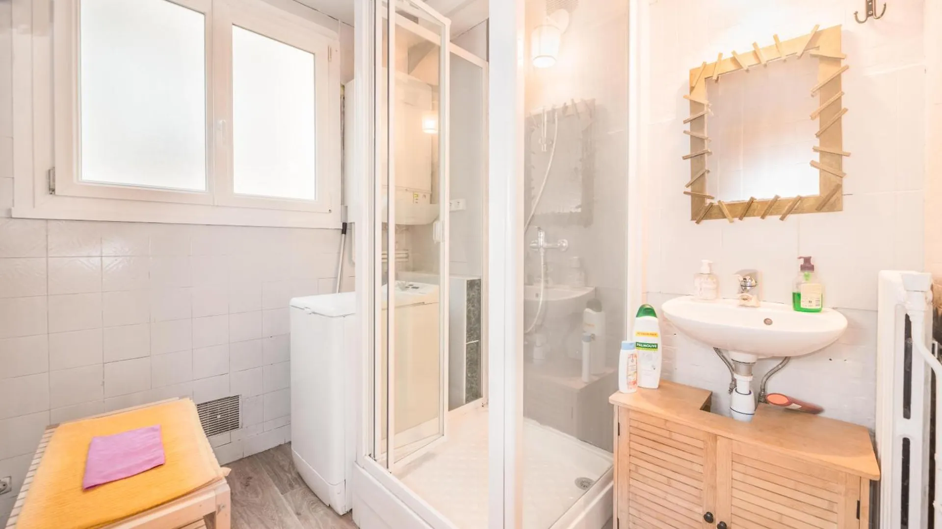 Cute Bedroom Central Location In Paris France
