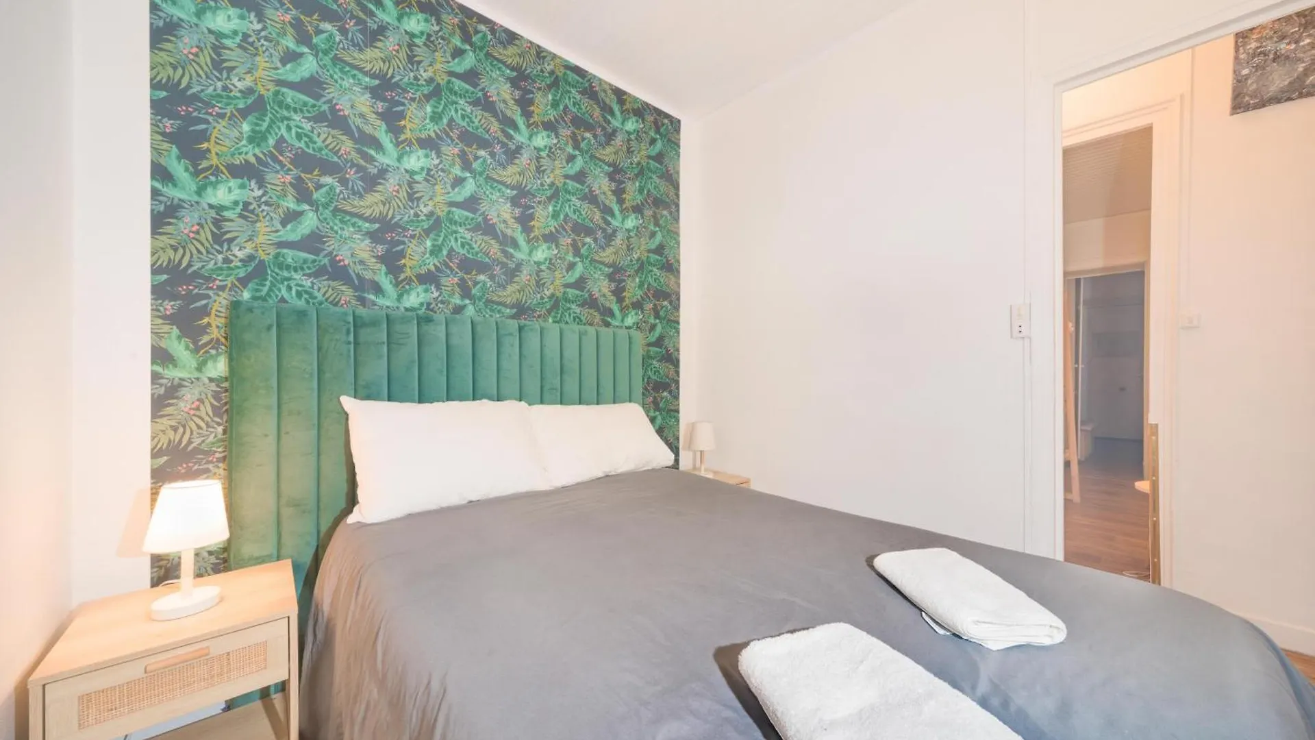 Cute Bedroom Central Location In Paris